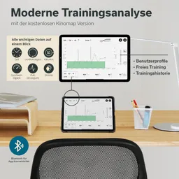 Zwei Tablets zeigen Grafiken und Daten zur Trainingsanalyse, darunter Zeit, Kalorien und Puls. Ein Stuhl und ein Schreibtisch sind sichtbar.