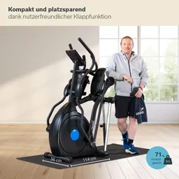 Ellipsentrainer mit blauer Markierung, daneben steht eine Person in Sportkleidung. Helle Umgebung mit Fenstern.