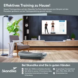 Ein modernes Wohnzimmer mit einem grauen Fitnessgerät, einem Fernseher, Pflanzen, einem Stuhl und Holzregalen.