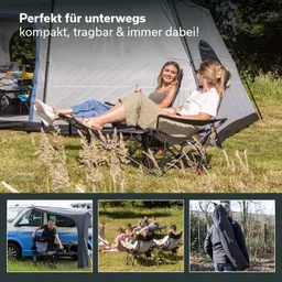 Zwei Personen sitzen entspannt in Klappstühlen vor einem Zelt. Im Hintergrund sind weitere Campingutensilien sichtbar.
