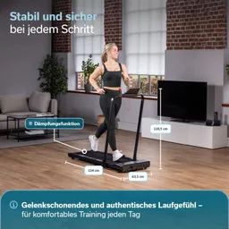 Frau im Sportoutfit läuft auf einem Laufband in einem modern eingerichteten Raum. Neben ihr sind Maße und Eigenschaften des Laufbands angegeben.