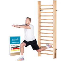 Ein Mann in einem weißen T-Shirt und schwarzen Shorts führt eine Übung an einer Holzklimmzugstange aus. Neben ihm steht ein Schild mit Informationen zur Marke Skandika.