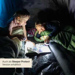 Zwei Personen sitzen in einem Zelt. Eine Person hält eine Taschenlampe, während sie ein Buch anschaut. Die andere Person liegt in einem Schlafsack.