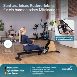 Rudergerät in einem modernen Raum. Eine Person sitzt auf dem Gerät, eine andere arbeitet am Laptop. Fitnessgeräte im Hintergrund.