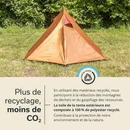 Ein orangefarbenes Zelt steht auf grünem Gras, umgeben von Bäumen. Textelemente informieren über Recycling und Umweltschutz.