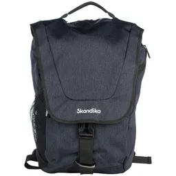 Ein dunkler Rucksack mit einer vorderen Klappe, einem Schnappverschluss und einem Netzfach an der Seite. Der Markenname "Skandika" ist sichtbar.