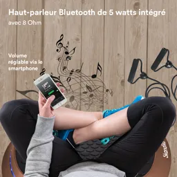 Bluetooth-Lautsprecher mit 5 Watt, Smartphone mit Musikwiedergabe, musikalische Noten, Holzoptik im Hintergrund.