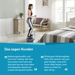 Eine Person steht auf einer Vibrationsplatte in einem hellen Raum. Im Hintergrund sind ein Bett, ein Tisch und ein gemütliches Sofa sichtbar.
