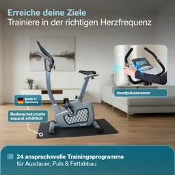 Ein Ergometer steht auf einer schwarzen Unterlage in einem modernen Wohnzimmer. Im Hintergrund ist eine Couch und ein dekorierter Tisch sichtbar. Es sind Informationen zu Trainingsprogrammen und Handpulssensoren eingeblendet.