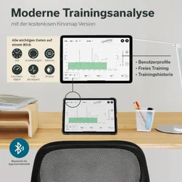 Zwei Tablets zeigen eine Trainingsanalyse, darunter Icons für Zeit, Umdrehungen, Kalorien, Geschwindigkeit, Puls und Distanz. Ein Schreibtisch mit Stiftbehälter ist sichtbar.