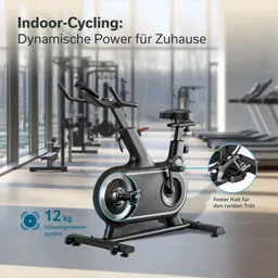 Indoor-Cycling-Bike mit schwarzem Rahmen und flüssig laufendem Schwungmassensystem, im Hintergrund Fitnessstudio mit Geräten.