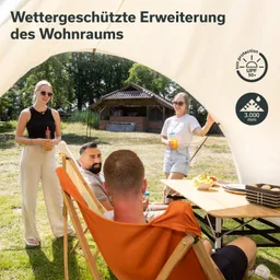 Vier Personen stehen und sitzen unter einem großen Zelt. Es ist sonnig, im Hintergrund ist ein Holzhaus sichtbar. Auf einem Tisch stehen Getränke und Snacks.