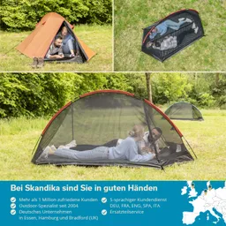 Zelte auf einer Wiese, eine Person liest in einem orangefarbenen Zelt, eine andere Person liegt mit einer weiteren Person in einem schwarzen Zelt.