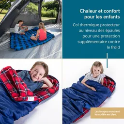 Zwei Kinder sitzen auf einer blauen Decke im Zelt und spielen Karten. Unten liegen zwei Kinder in Schlafsäcken.