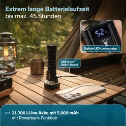 Tisch im Freien mit einer Taschenlampe und einer Powerbank. Im Hintergrund sind eine Laterne und eine Tasse sichtbar.