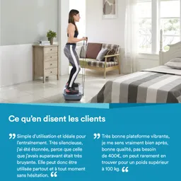 Eine Person steht auf einer vibrationsplattform in einem hellen Raum mit Möbeln, darunter ein Bett und ein Sessel.