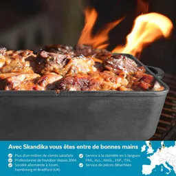 Ein Bräter mit gebratenem Fleisch auf einem Grill, darüber Flammen und ein blauer Bereich mit Informationen.