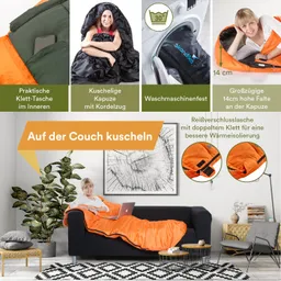 Schlafsack in Orange und Schwarz auf einer Couch. Person sitzt mit Laptop, Pflanzen und Wandkunst im Hintergrund.