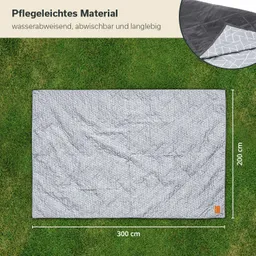 Graue Decke mit geometrischem Muster auf grünem Rasen, Maße 300 cm x 200 cm. Ecken leicht eingerollt.