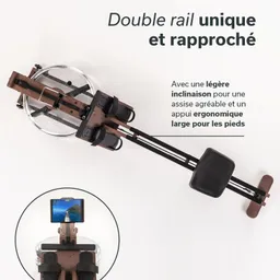 Wassertretgerät mit doppeltem Schienensystem, ergonomischem Sitz und Fußstützen oben befindet sich eine Halterung für ein Tablet.