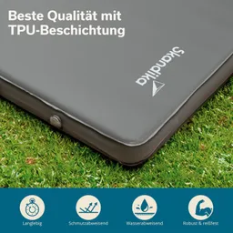 Graue-mattierte Isomatte auf grüner Wiese mit Aufschrift. Untere Bildhälfte zeigt Symbole für Qualitätseigenschaften.