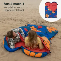 Doppelschlafsack mit buntem Blumenmuster, zwei Personen liegen darin auf Sand. Eine Person blickt zur anderen.