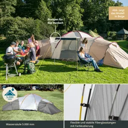 Auf dem Bild sind zwei Zelte in einem grünen Garten zu sehen. Eine Gruppe von sieben Personen sitzt an einem Tisch und isst, während zwei weitere Personen neben den Zelten stehen. Zudem sind ein Grill und eine Tragetasche sichtbar.