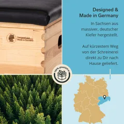 Holzkiste mit schwarzem Polster, beschriftet "Designed and Made in Germany", begleitet von Wald- und Kartenmotiven.