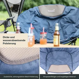 Blauer, gepolsterter Stuhl mit Mesh-Elementen. Vordergrund: drei Getränke in Gläsern. Texte über Polsterung und Material.