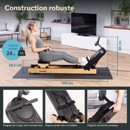 Fitnessgerät mit Holzrahmen, Person im Sitzen, zieht an der Griffstange. Maße und Produkthinweise sind sichtbar.