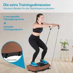 Eine Person steht auf einem Trainingsgerät mit Widerstandsband und hält die Griffe. Im Hintergrund stehen Pflanzen und eine dekorative Ablage.