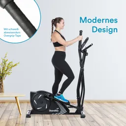 Eine Person steht auf einem Ellipsentrainer in einem modernen Raum mit Holzfußboden. Neben dem Trainer befindet sich ein dekorativer Tisch mit einer Pflanze.