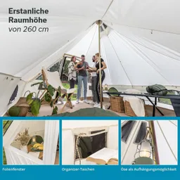 Ein großes, weißes Zelt mit hohen Wänden. Vier Personen stehen zusammen und unterhalten sich. Im Zelt befinden sich Möbel, Pflanzen und verschiedene Aufbewahrungskörbe.
