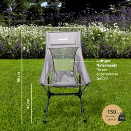 Gartenstuhl in Grau mit luftigem Netzbereich, umgeben von grünem Gras und lila Blüten. Maße und Benutzergewicht angegeben.