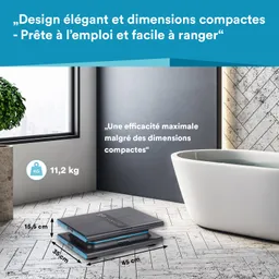 Waage mit kompakten Abmessungen, beschriftet mit Maße und Gewicht, in einem modernen Raum neben einer Badewanne.