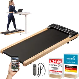 Ein Walking Pad mit Holzrahmen, daneben eine Person am Stehpult mit Laptop, Smartphone und Fernbedienung. Zertifikate sind sichtbar.