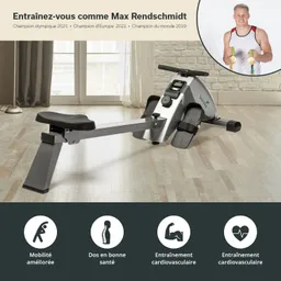 Rudergerät auf einem Holzfußboden, Fenster im Hintergrund, Schriftzüge unten mit Fitnesssymbolen und Beschreibungen.