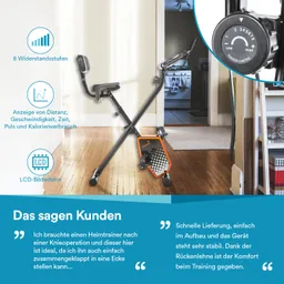 Klappbarer Heimtrainer mit LCD-Bildschirm, Widerstandseinstellungen und Rückenlehne in einem Wohnraum. Holzfußboden und Tür im Hintergrund.