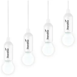 Vier moderne, weiße Lampen mit abgerundeten Formen hängen an kabelgebundenen Aufhängungen.