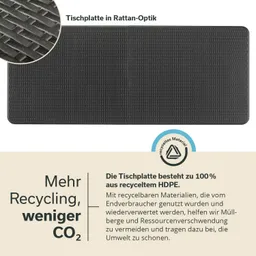 Schwarze Tischplatte in Rattan-Optik, rechteckig, mit Textur. Hinweis auf Recyclingmaterialien und Umweltfreundlichkeit.