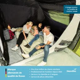 Familie sitzt in einem Zelt auf einer Matratze. Zwei Kinder lachen, eine Erwachsene liest. Rucksack und Laterne sind sichtbar.