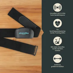 Ein schwarzes Herzfrequenzmessgerät mit elastischem Band auf einem Holzuntergrund. Textinformationen zu Funktionen sind daneben angeordnet.