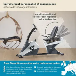 Ergometer mit verstellbarem Sitz und Rückenlehne in einem hellen Raum, im Hintergrund ein hängender Stuhl aus Rattan.