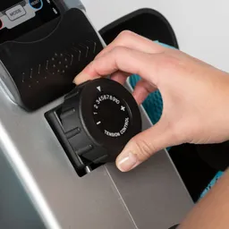 Ein handgehaltenes Gerät mit einem Einstellungen-Regler für die Spannung. Der Regler zeigt Zahlen von 1 bis 10.