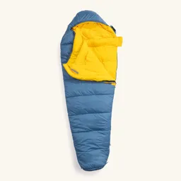 Schlafsack in blau und gelb, mit einer offenen Öffnung an der oberen Seite. Gewellte Struktur sichtbar.