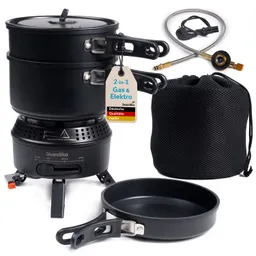 Kocher in schwarz mit zwei Töpfen und Deckel, dazu eine Pfanne, ein Wassertank aus Textil und ein Adapter.