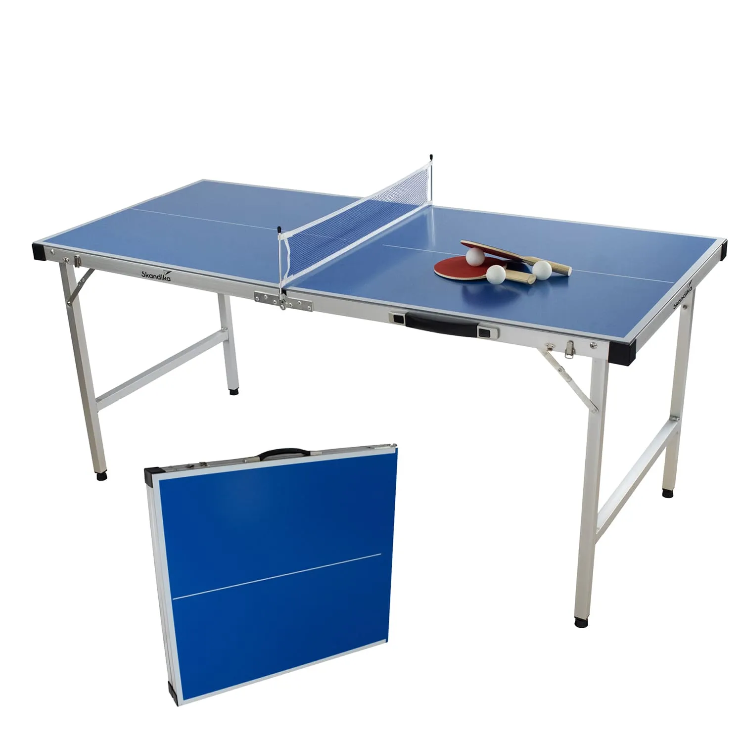 Klappbarer Tischtennistisch mit blauer Oberfläche, Netz, Schlägern und Bällen. Im Vordergrund ein zusammenklappbarer Tisch.