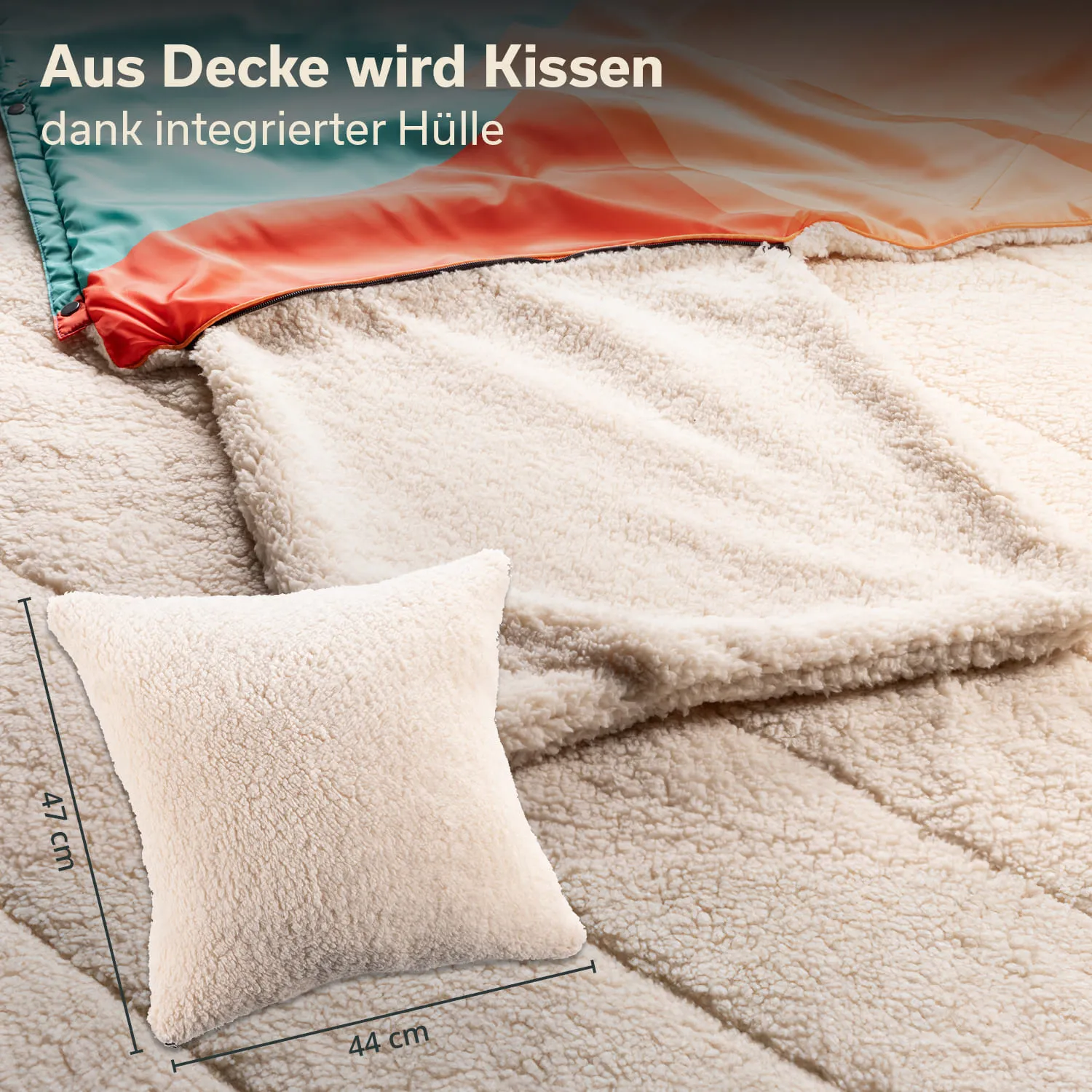 Kissen in beige auf einem hellen, strukturierten Untergrund, daneben eine Decke mit rot-hellblauem Rand.
