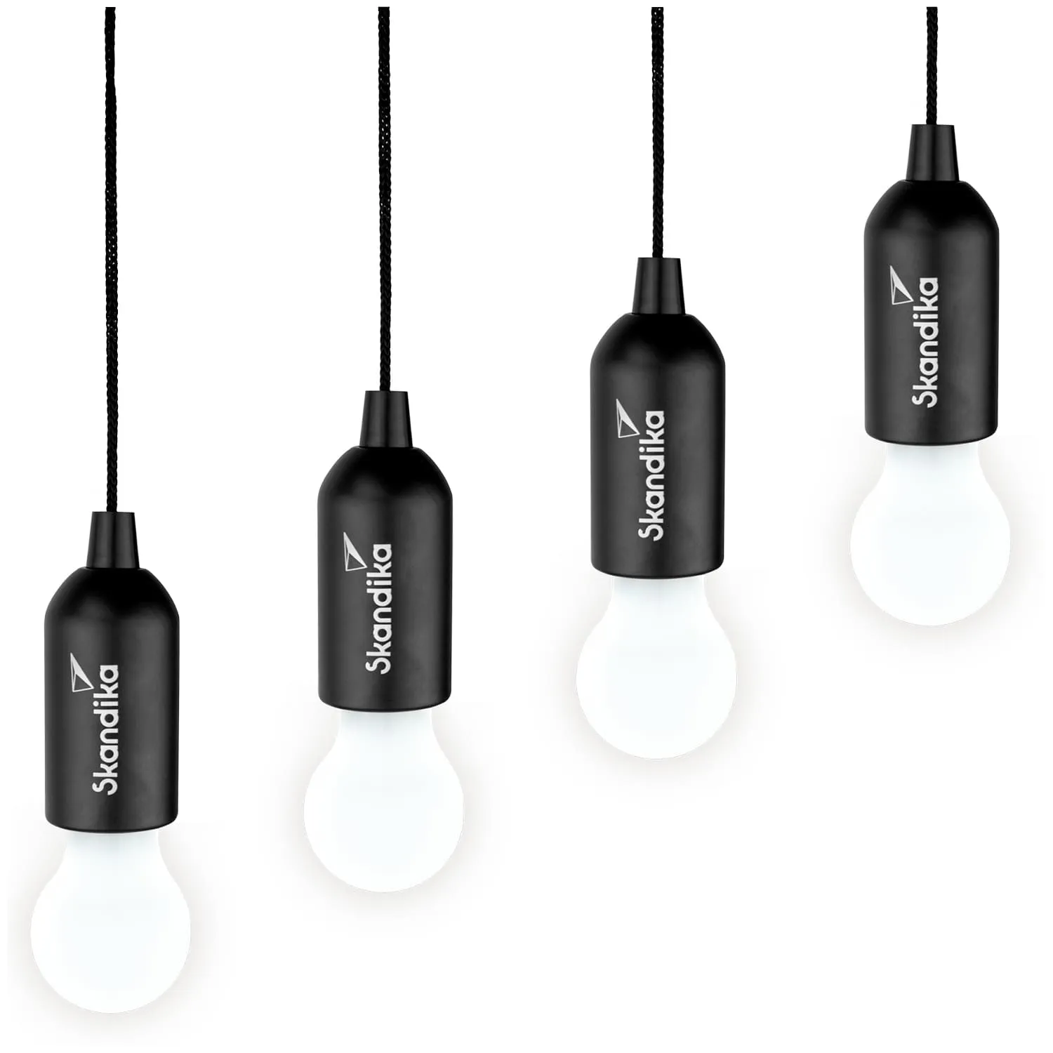 Vier hängende Lampen mit schwarzem Gehäuse und weißen Glühbirnen, mit dem Logo "Skanidika".