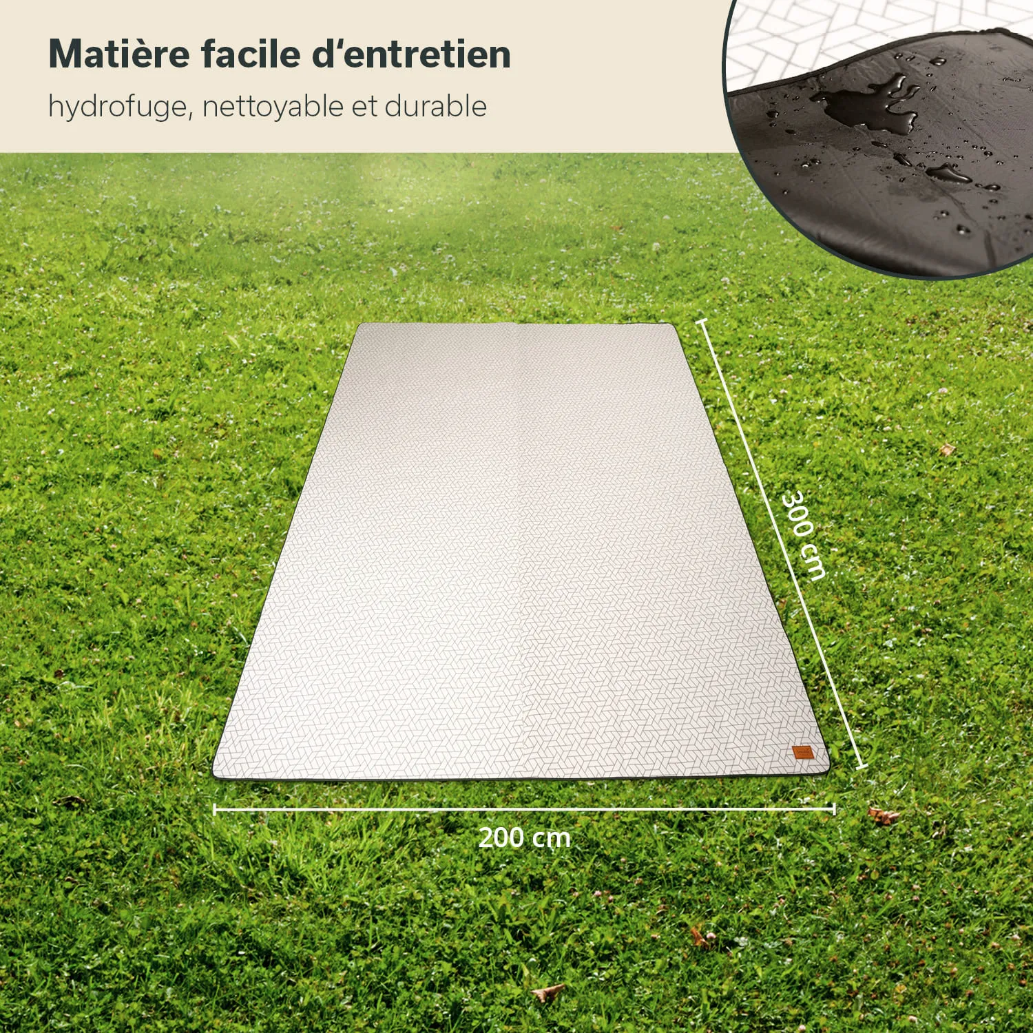 Eine rechteckige Matte mit einem geometrischen Muster liegt auf grünem Gras. Die Maße sind 200 cm x 300 cm.